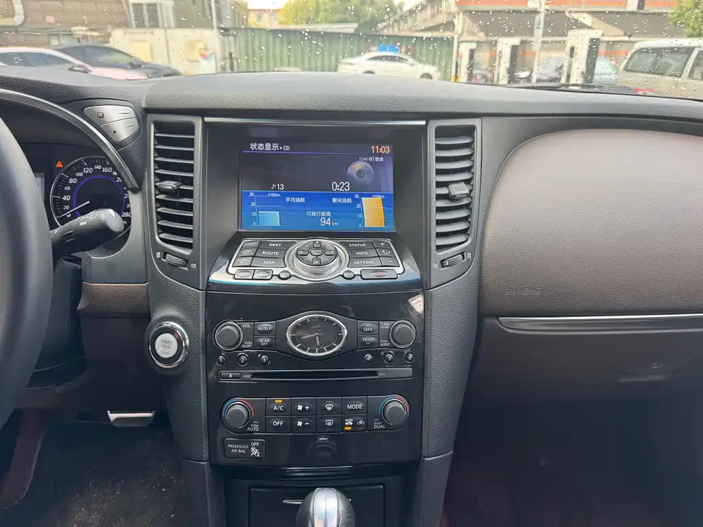 Infiniti QX70 — миниатюра 11