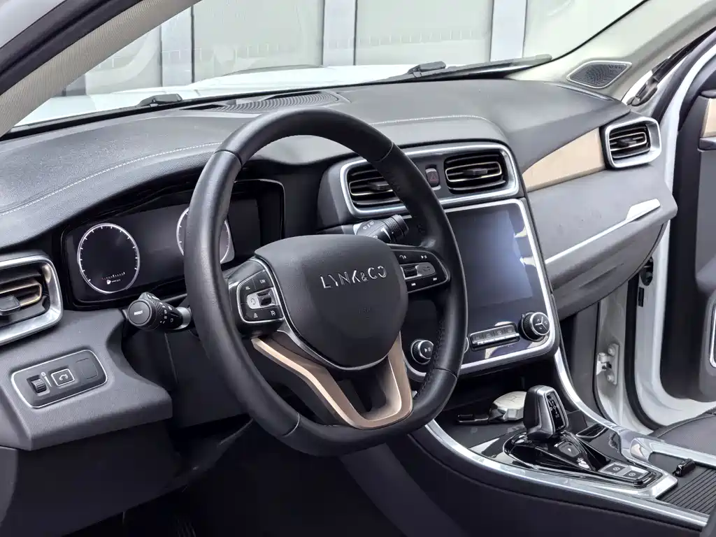 Lynk & Co 01 2017 2.0T Pro