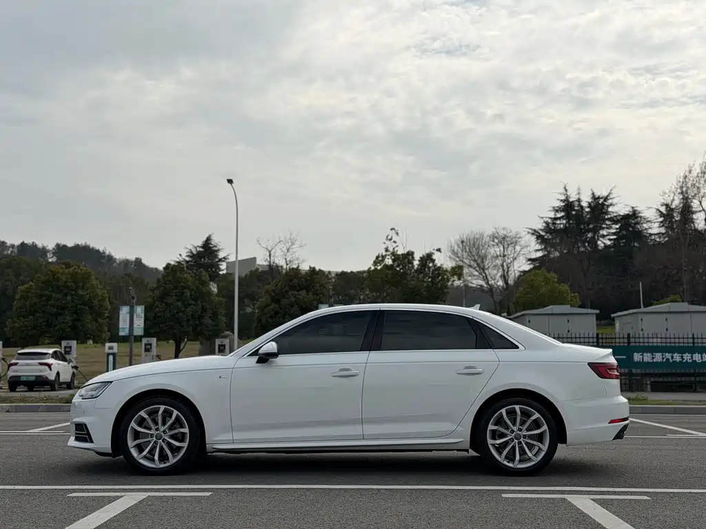 Audi A4L 2017 Plus 40 TFSI Fashion