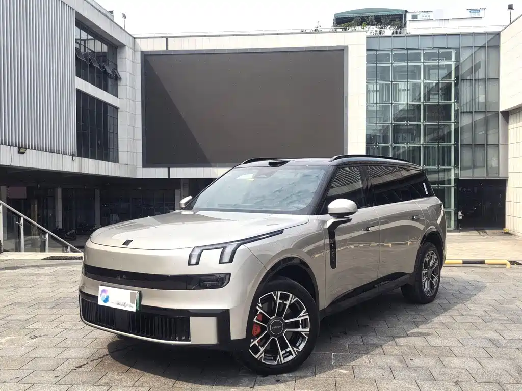 Lynk & Co Рука 900.