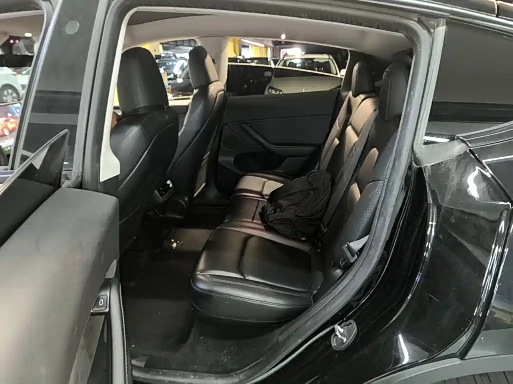 Tesla Model Y — миниатюра 17
