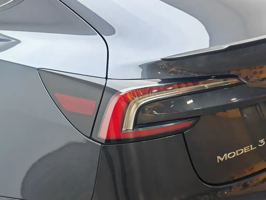 Tesla Model 3 — миниатюра 7