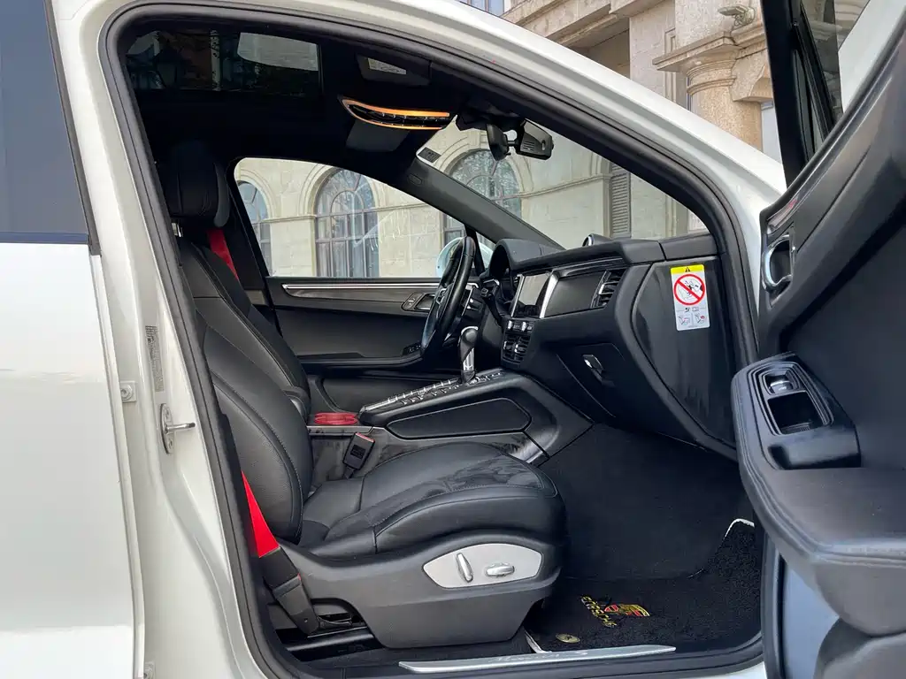 PORSCHE MACAN