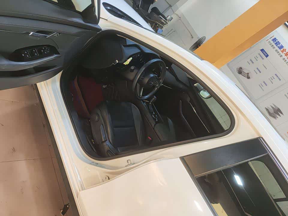 Mazda Mazda3 Axela 2.0 л 2022 г. Белый, пробег 22000 км