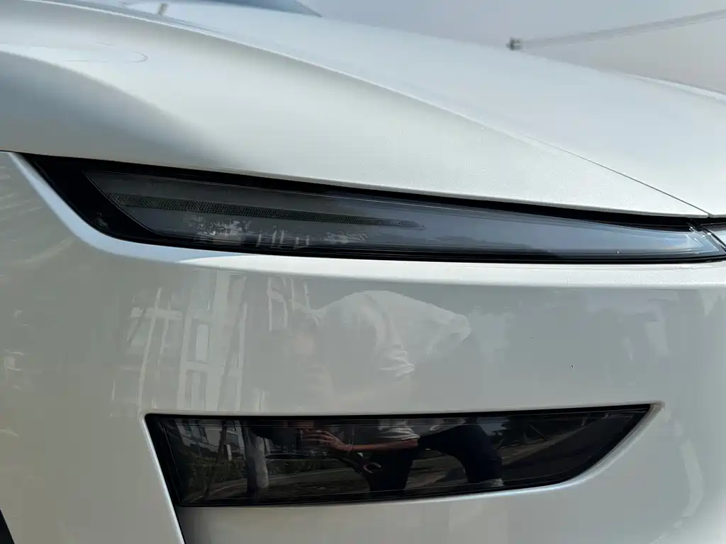 Tesla Model Y — миниатюра 15