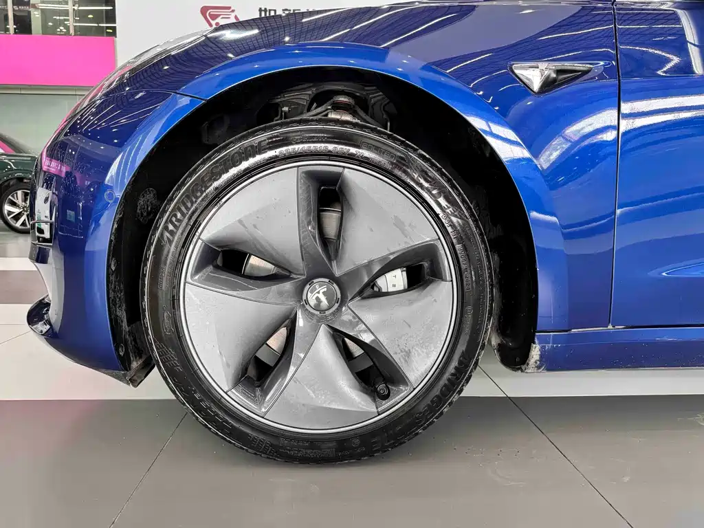 Tesla Model 3 — миниатюра 6