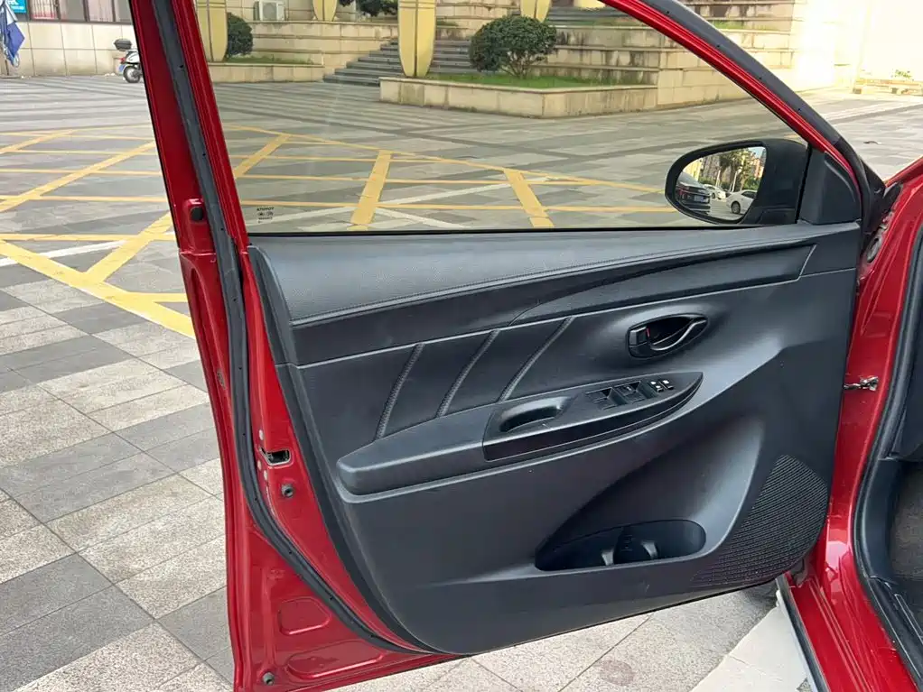 Toyota Yaris L — миниатюра 5