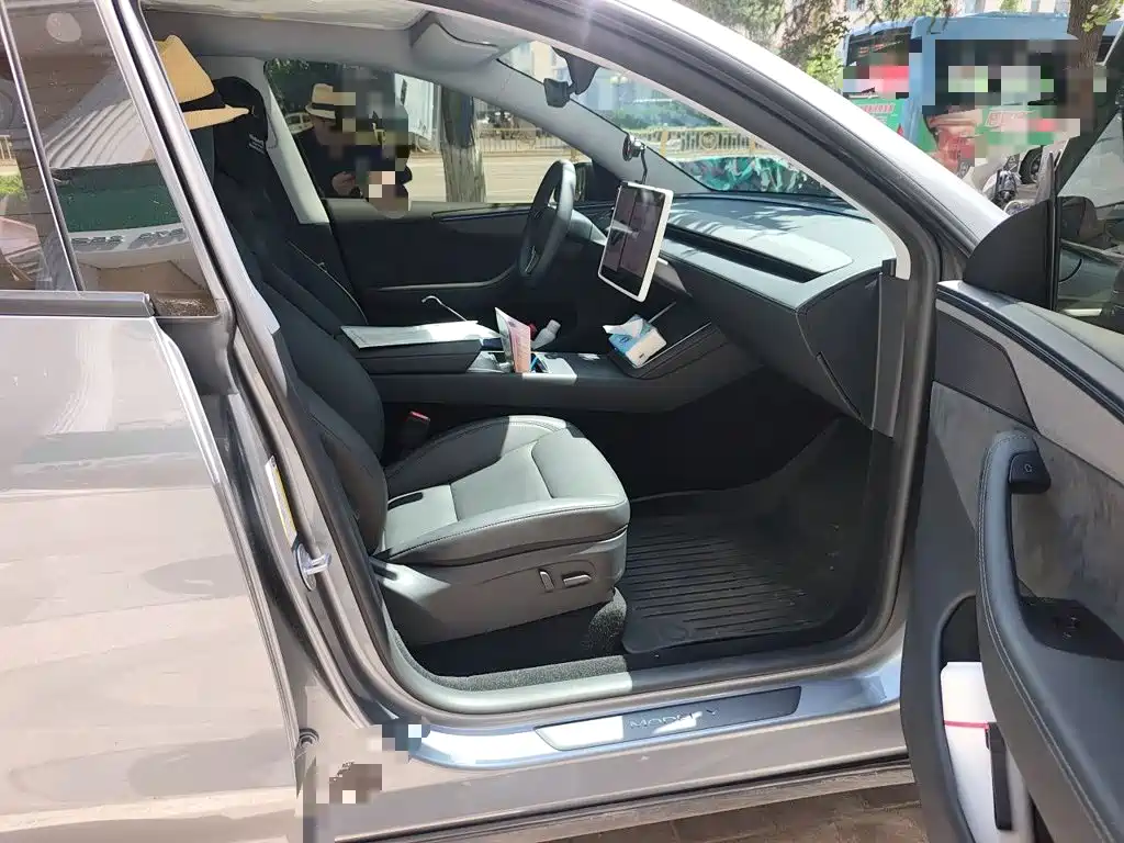Tesla Model Y — миниатюра 20