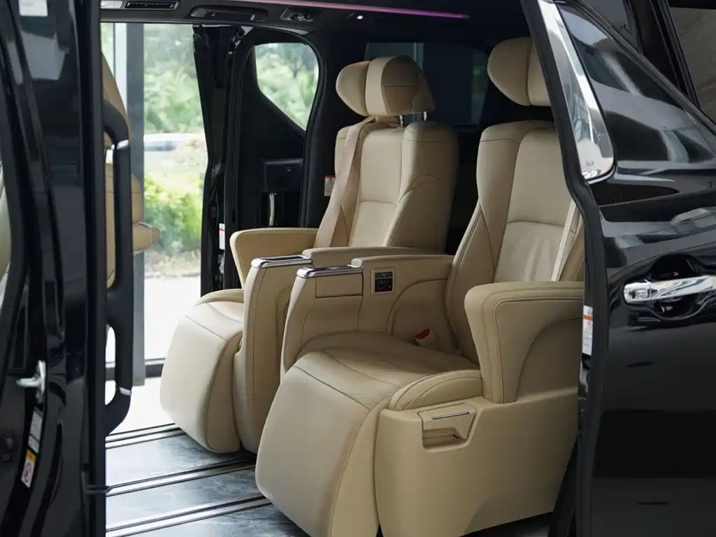 Toyota Alphard — миниатюра 8