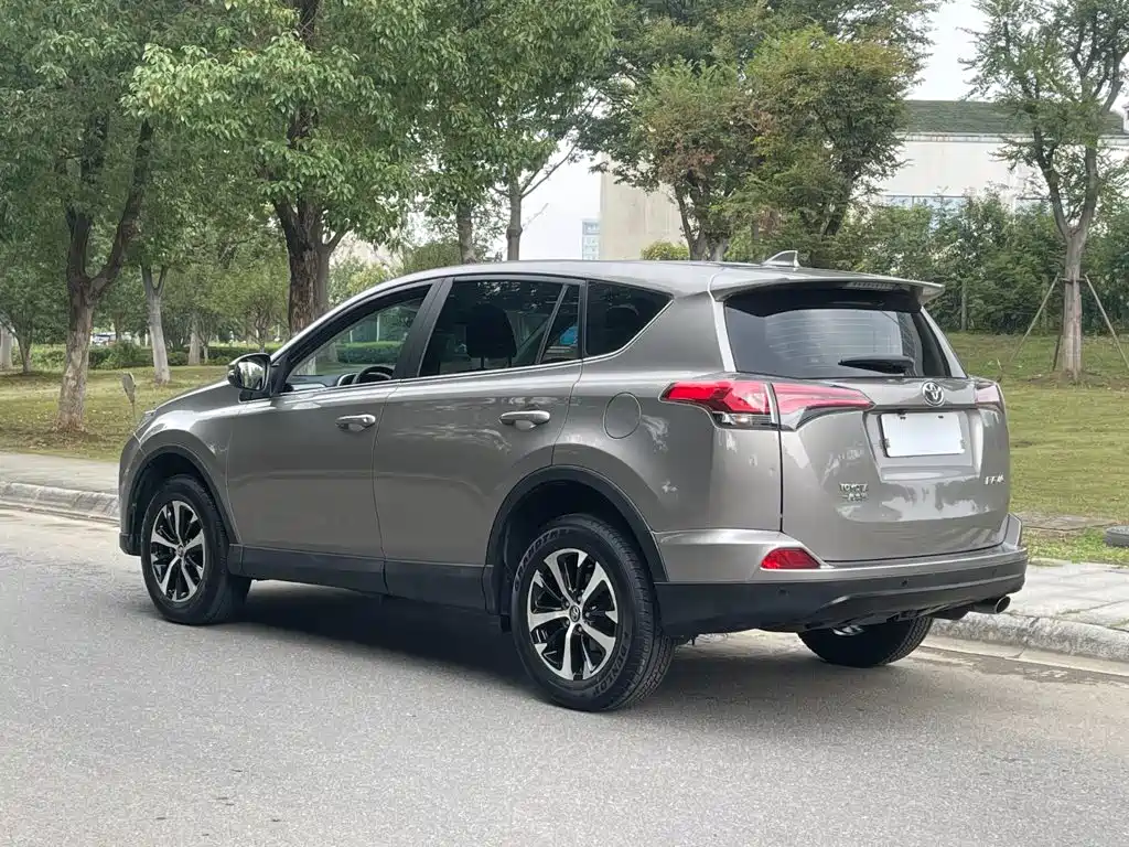 Toyota RAV4 — миниатюра 5
