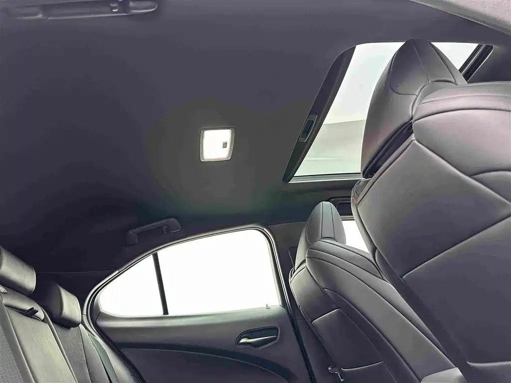Lexus UX — миниатюра 21