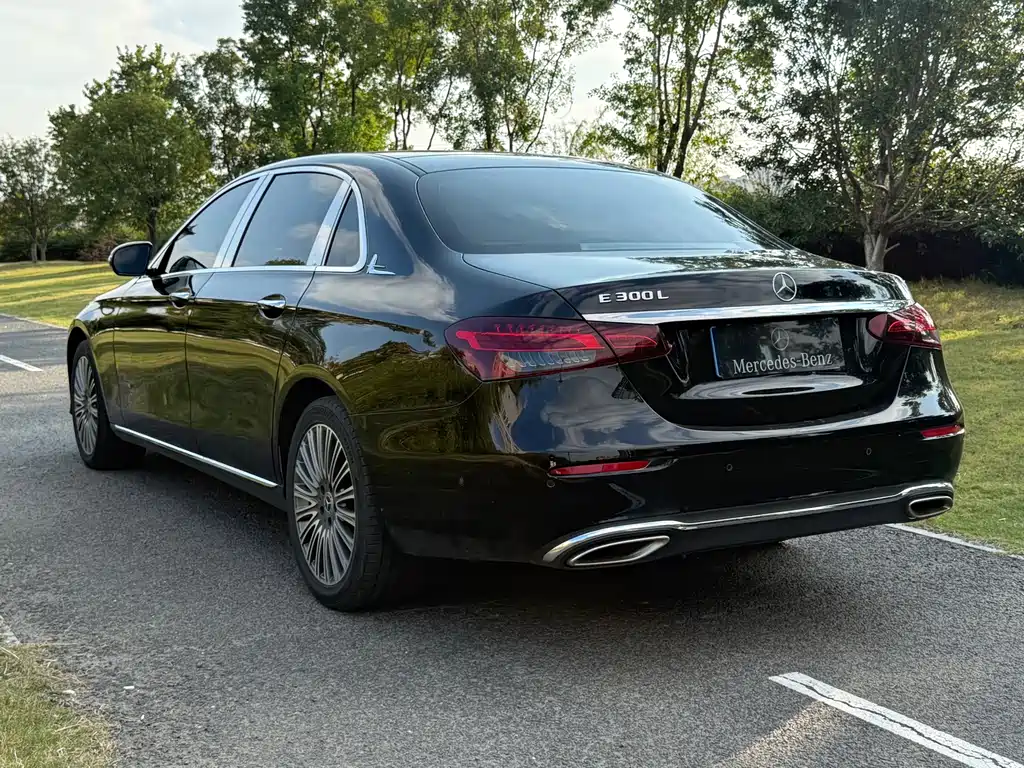 Mercedes-Benz E-Class — миниатюра 8