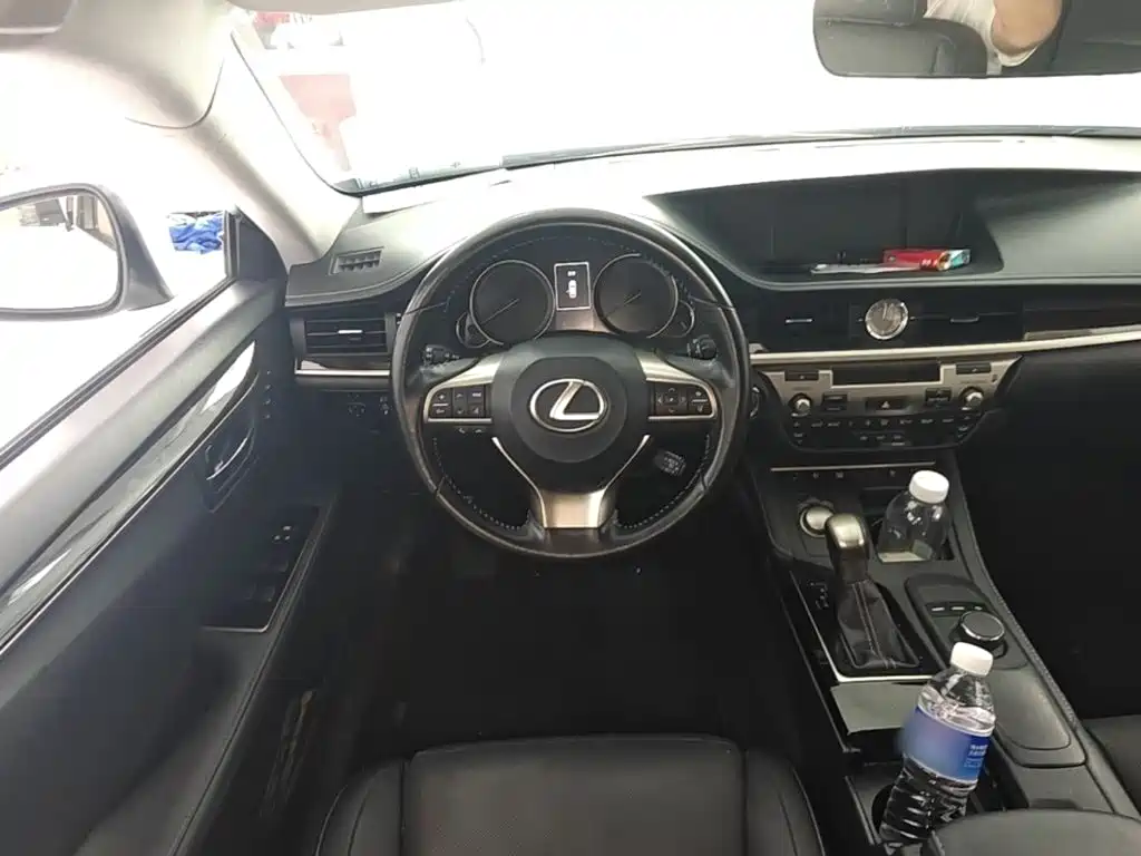 Lexus ES — миниатюра 11