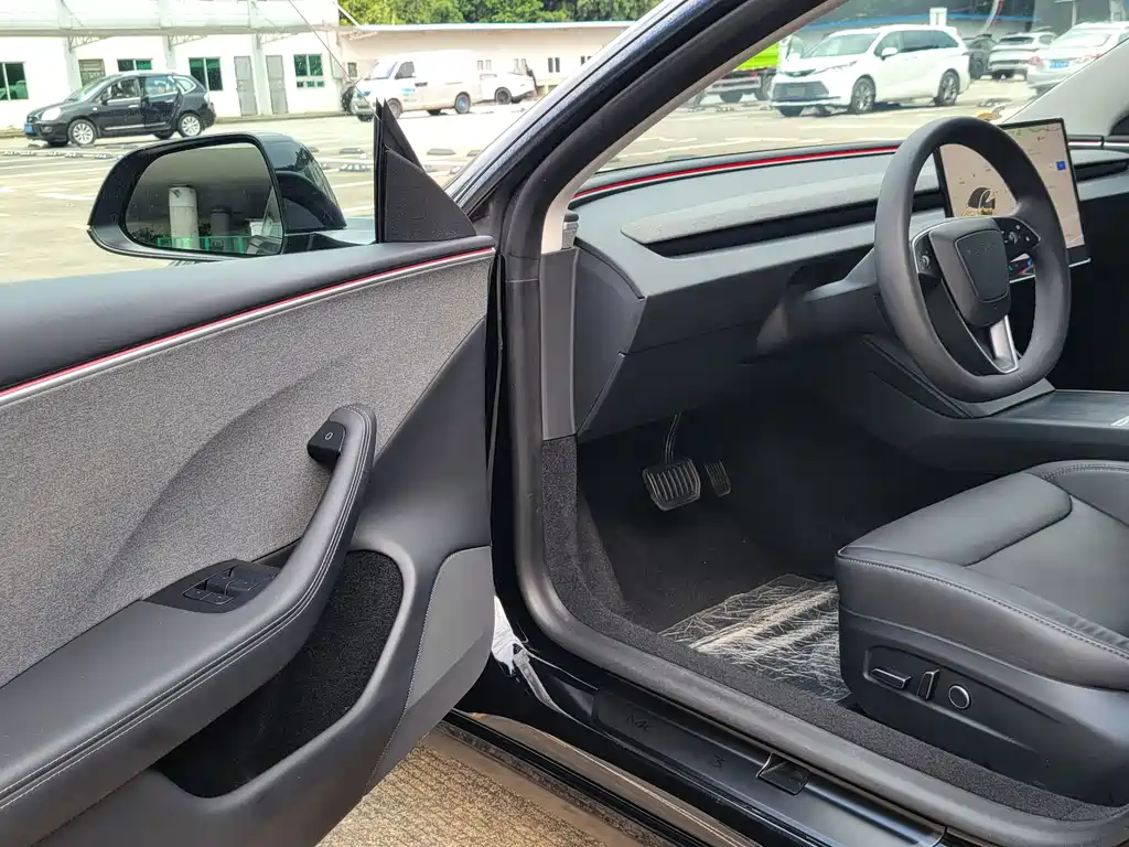 Tesla Model 3 — миниатюра 8