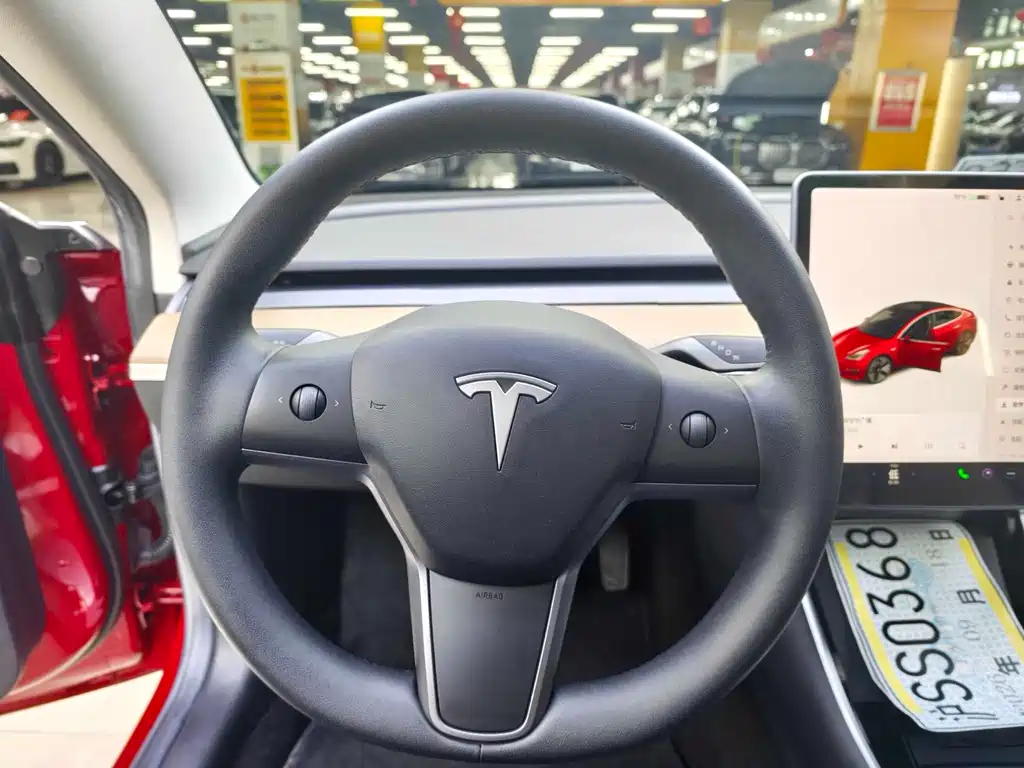 Tesla Model 3 — миниатюра 6