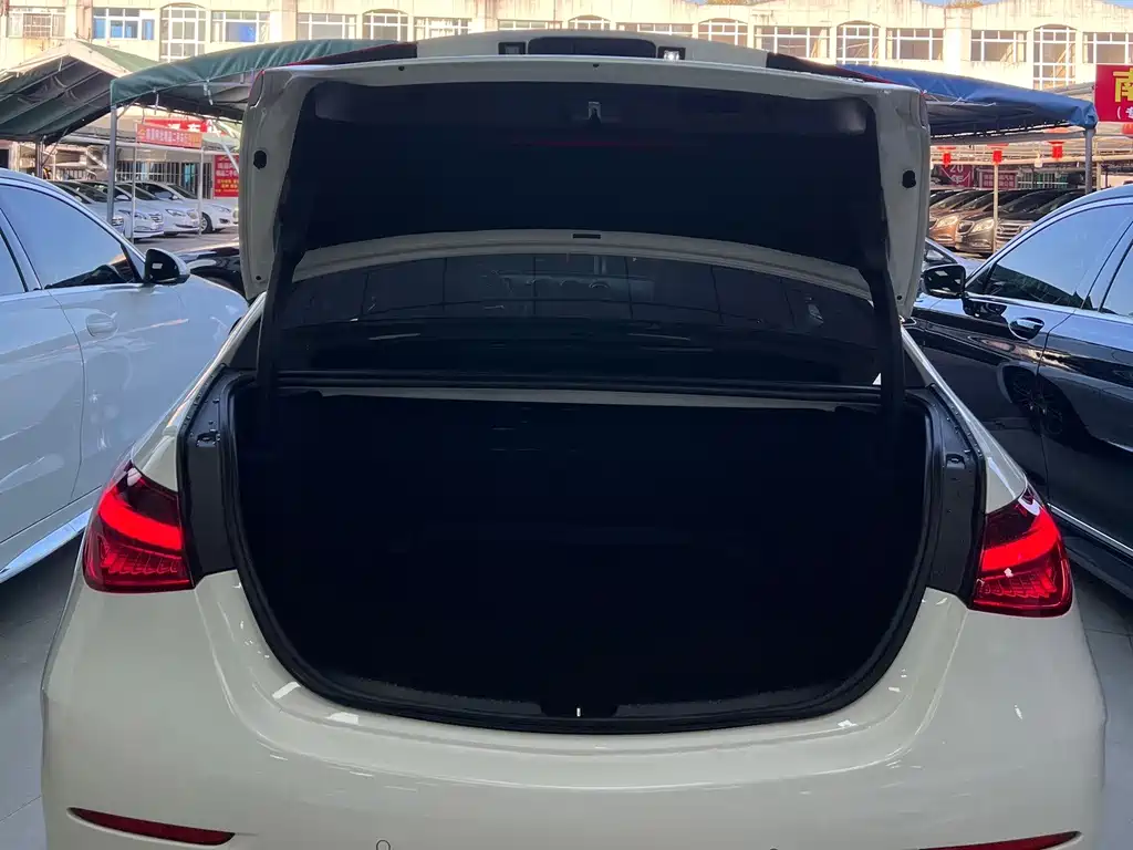 Mercedes-Benz C-Class — миниатюра 13
