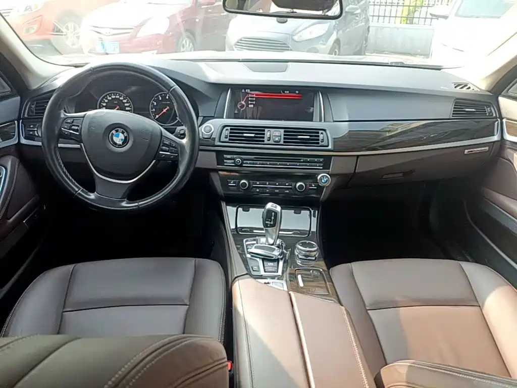 BMW 5 Series — миниатюра 10