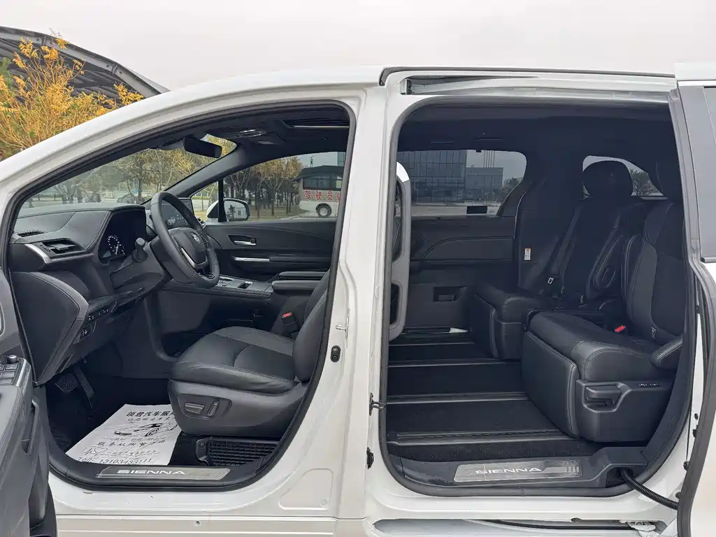 Toyota Sienna — миниатюра 14