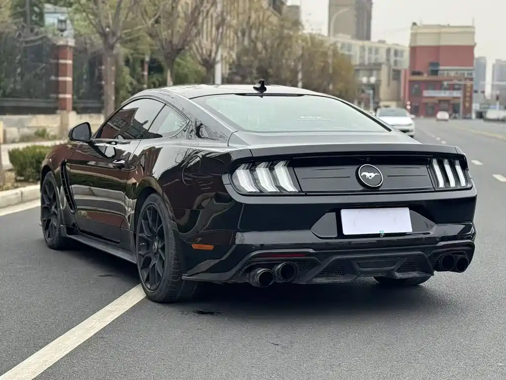 FORD MUSTANG