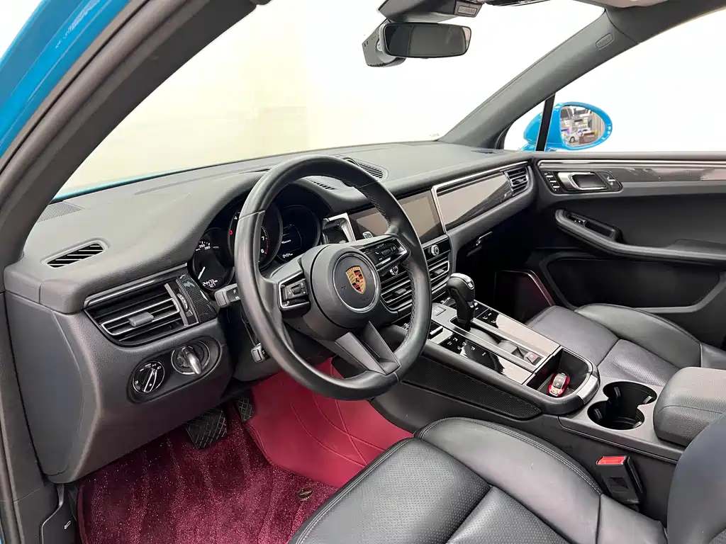 PORSCHE MACAN