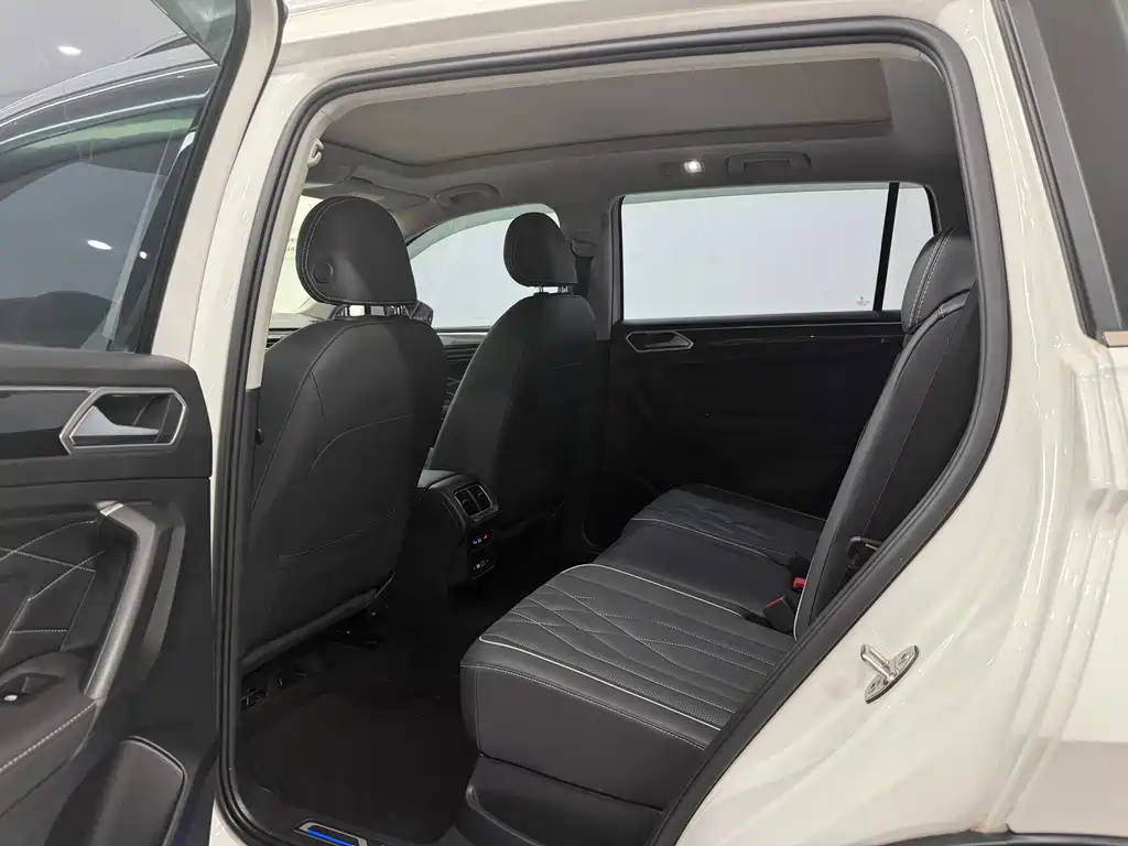 Volkswagen Tiguan L PHEV — миниатюра 13
