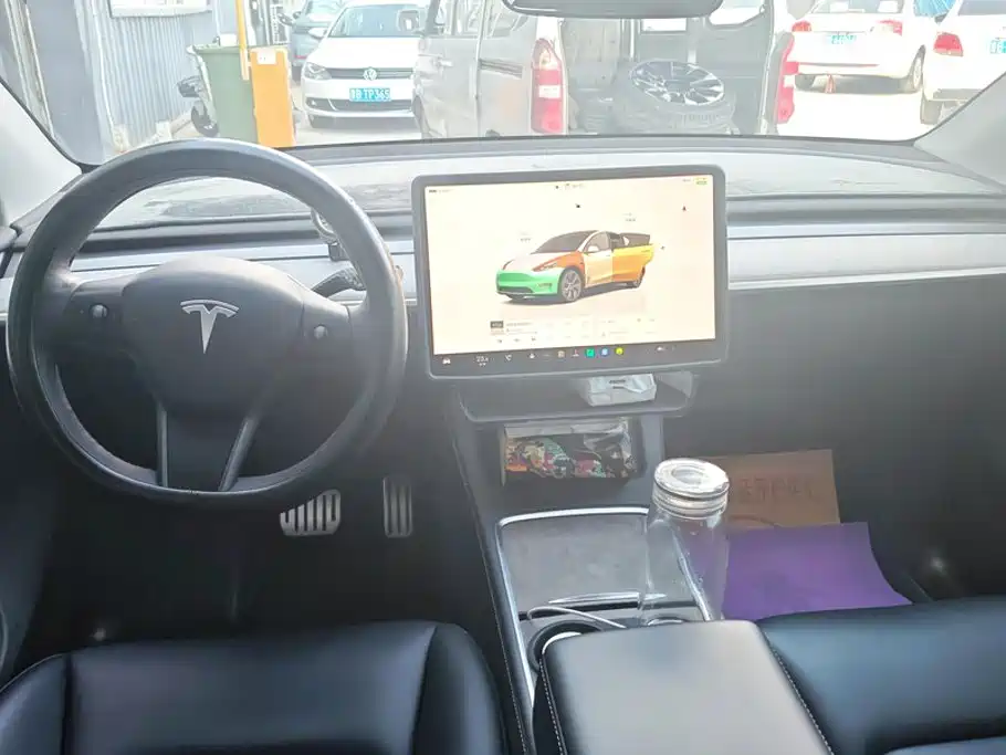 Tesla Model Y — миниатюра 12
