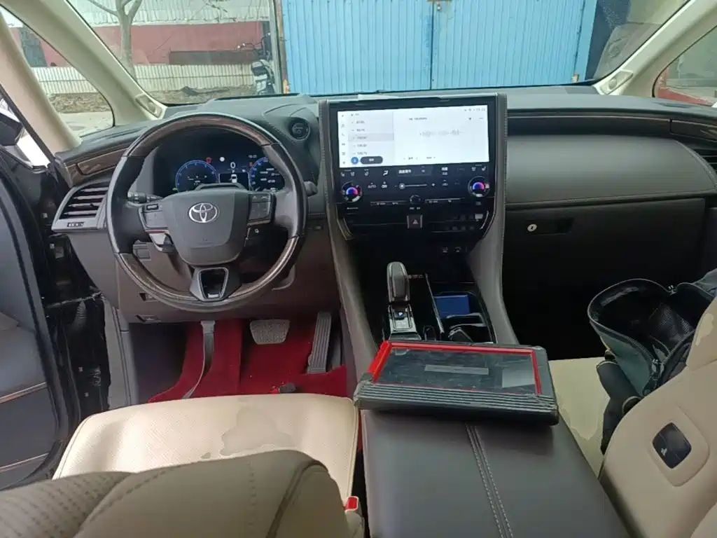 Toyota Alphard — миниатюра 10