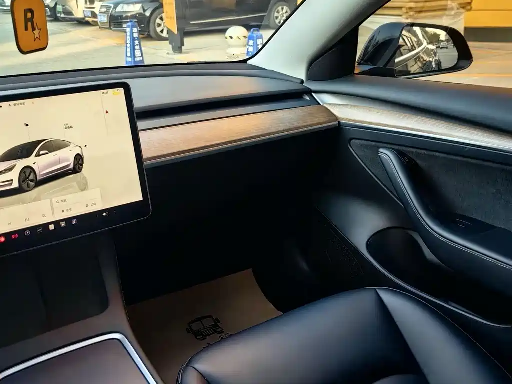 Tesla Model 3 — миниатюра 6