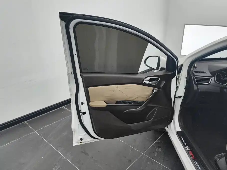 Baojun 310W — миниатюра 7