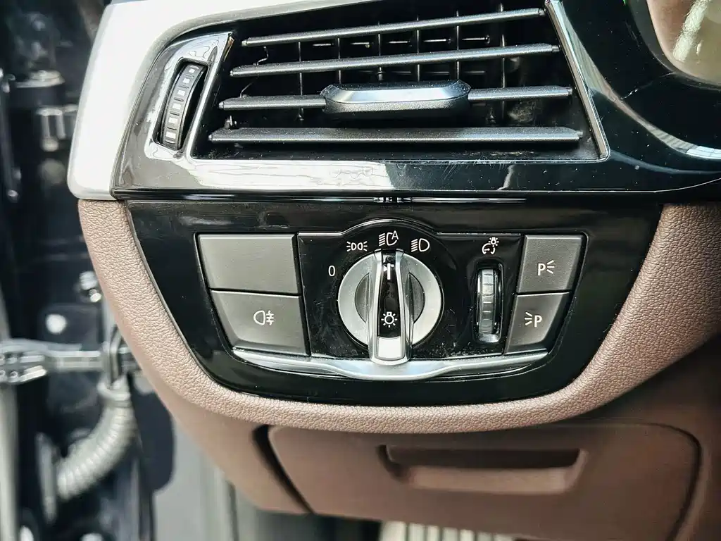 BMW 5 Series — миниатюра 10