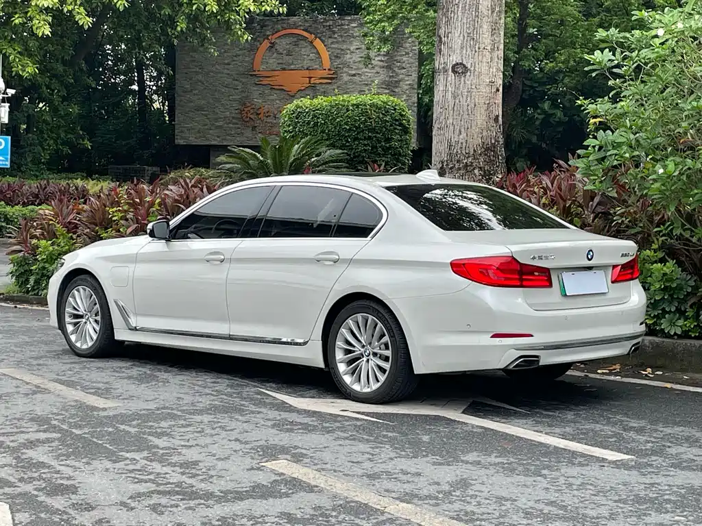 BMW 5 Series New Energy — миниатюра 4