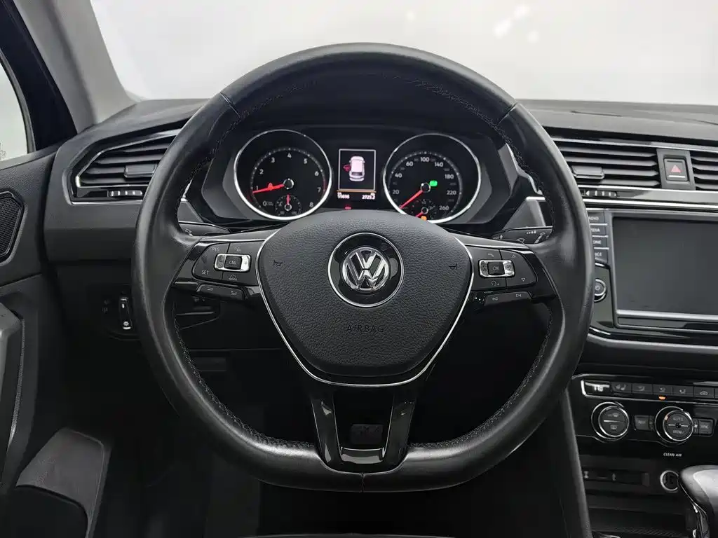 Volkswagen Tiguan L — миниатюра 11