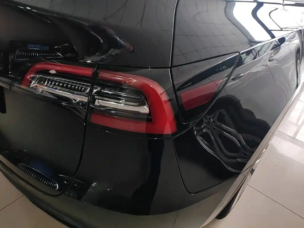 Tesla Model Y — миниатюра 8