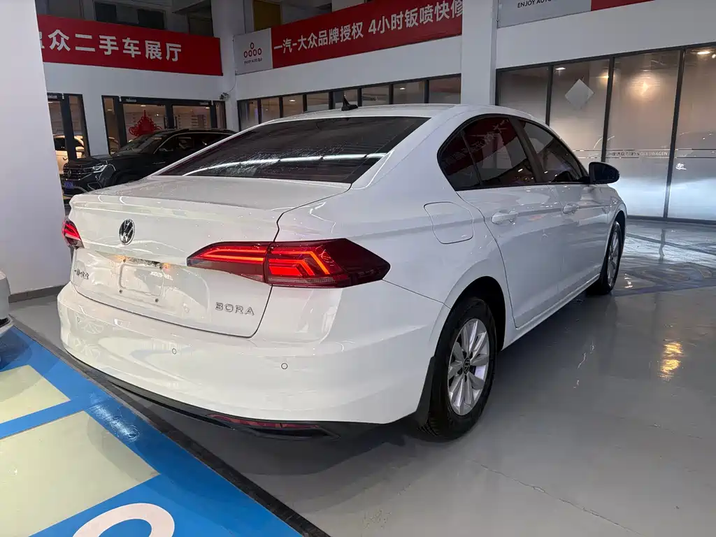 VOLKSWAGEN BORA