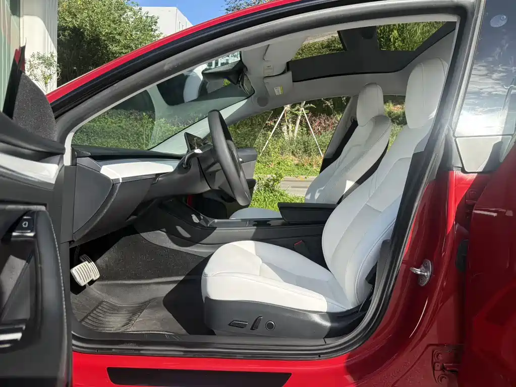 Tesla Model 3 — миниатюра 6