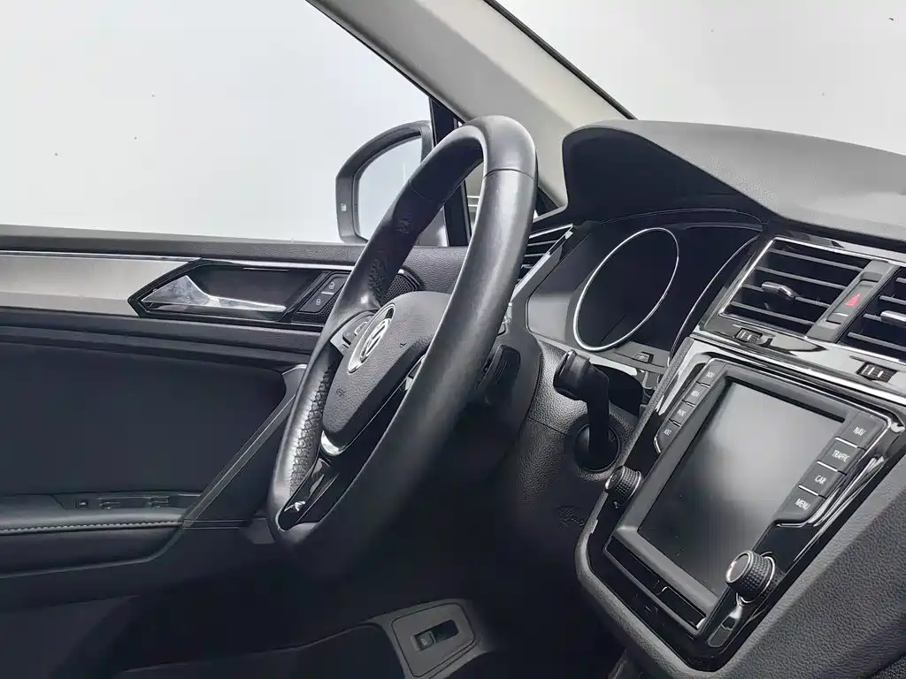 Volkswagen Tiguan L — миниатюра 22