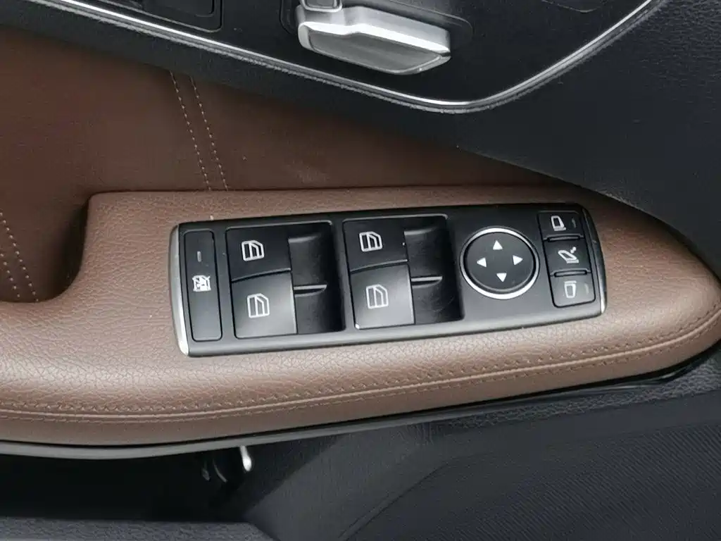 Mercedes-Benz E-Class — миниатюра 9