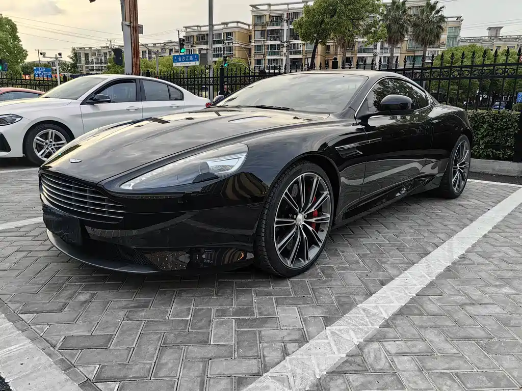 Aston Martin DB9 2013 6.0L Coupe