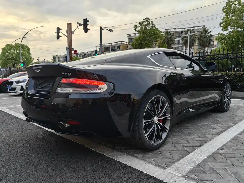 Aston Martin DB9 2013 6.0L Coupe