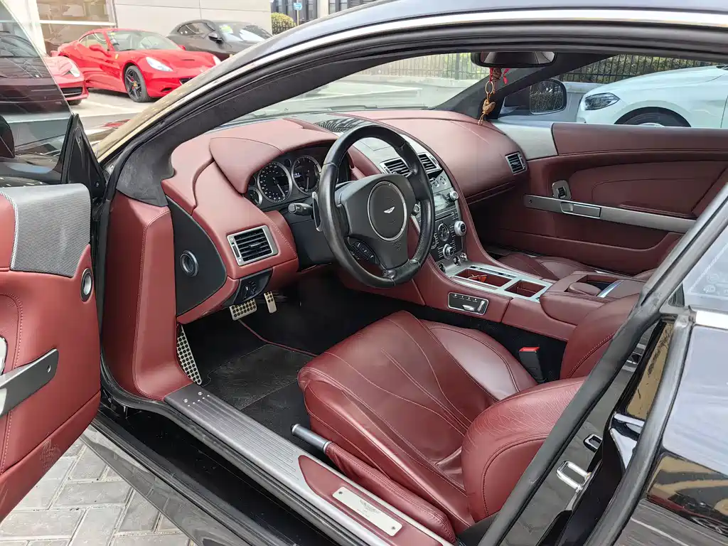 Aston Martin DB9 2013 6.0L Coupe