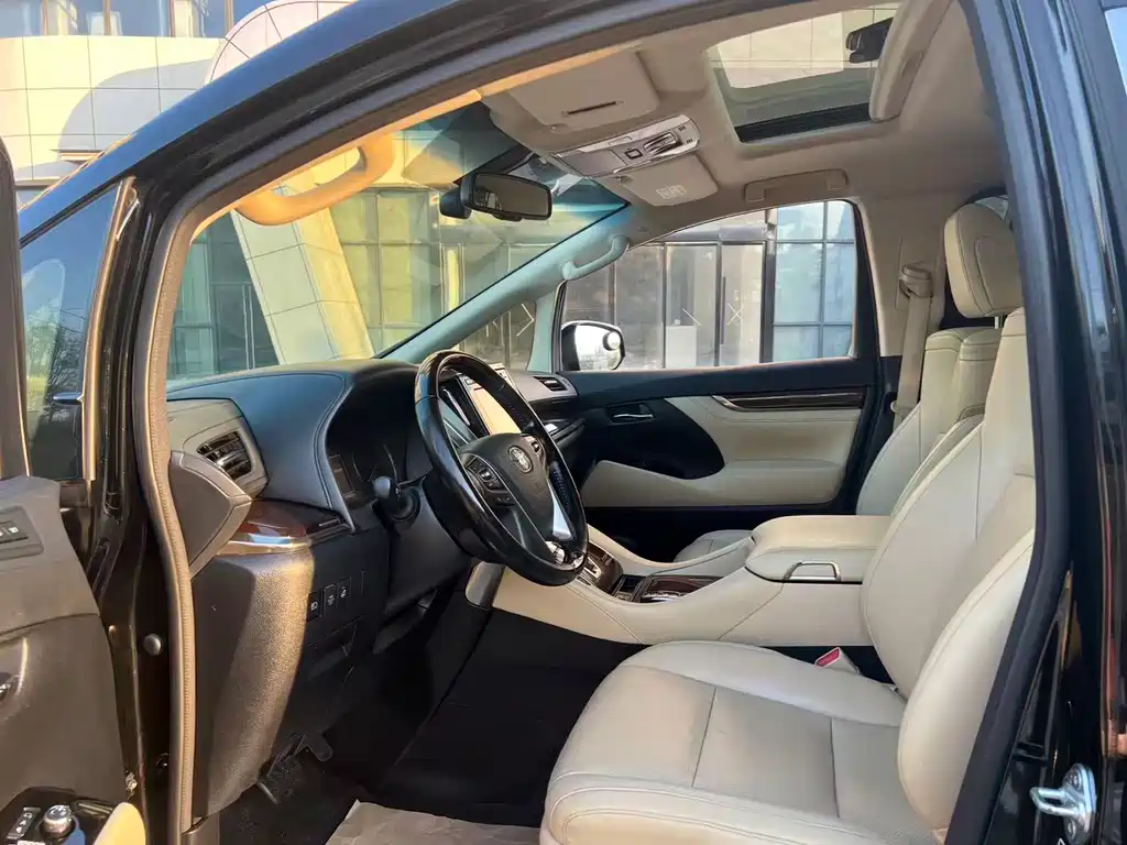 Toyota Alphard — миниатюра 7
