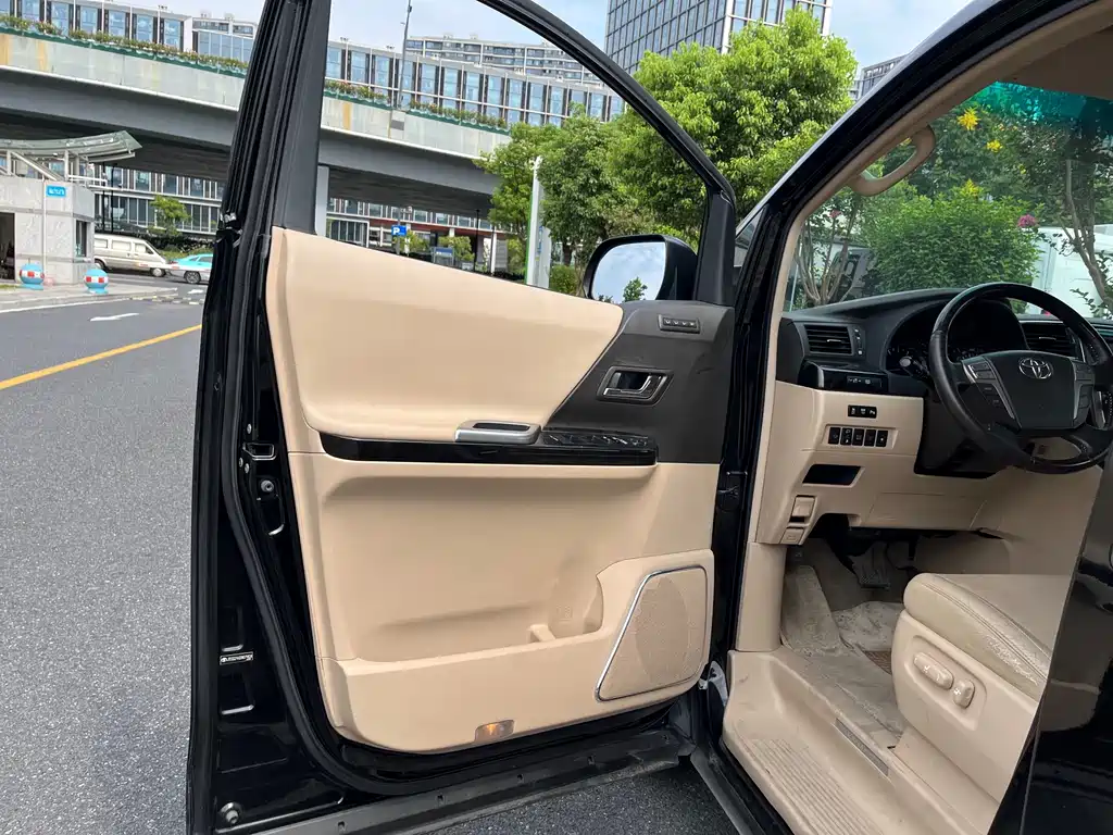 Toyota Alphard — миниатюра 11