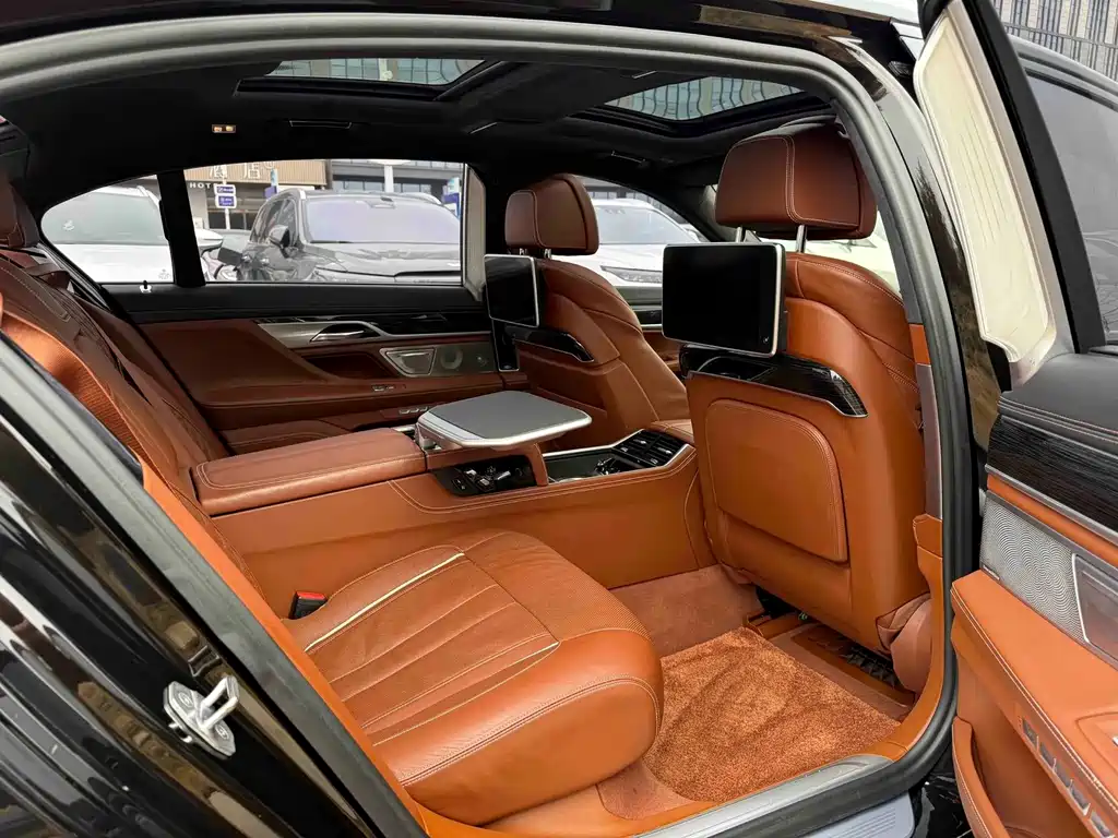BMW 7 Series — миниатюра 13