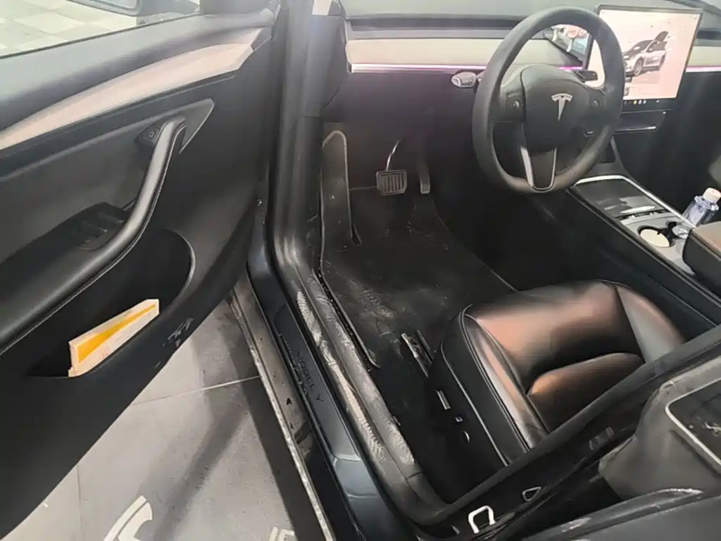 Tesla Model Y — миниатюра 16
