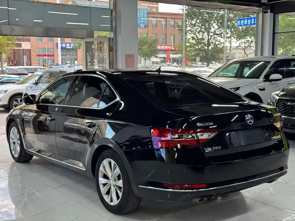Skoda Superb — миниатюра 5