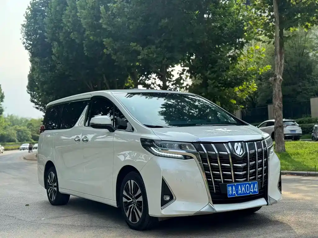 Toyota Alphard — миниатюра 3
