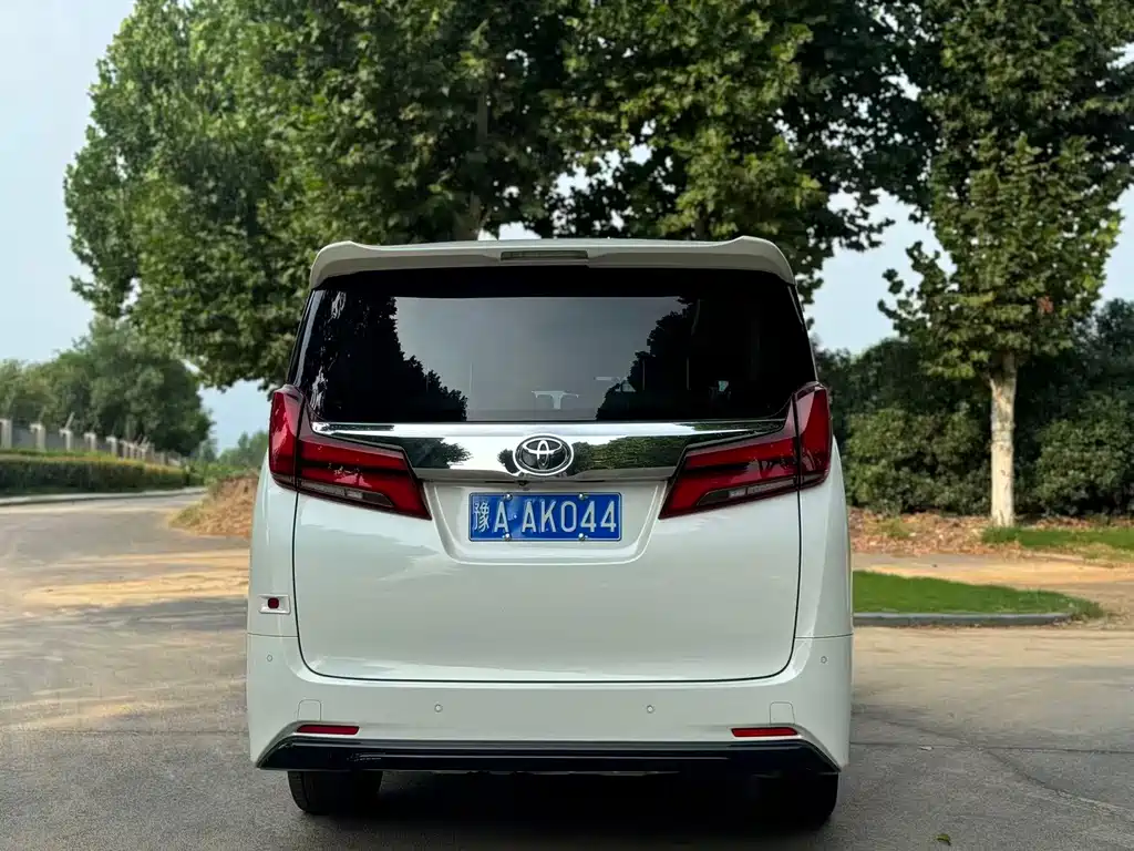 Toyota Alphard — миниатюра 10