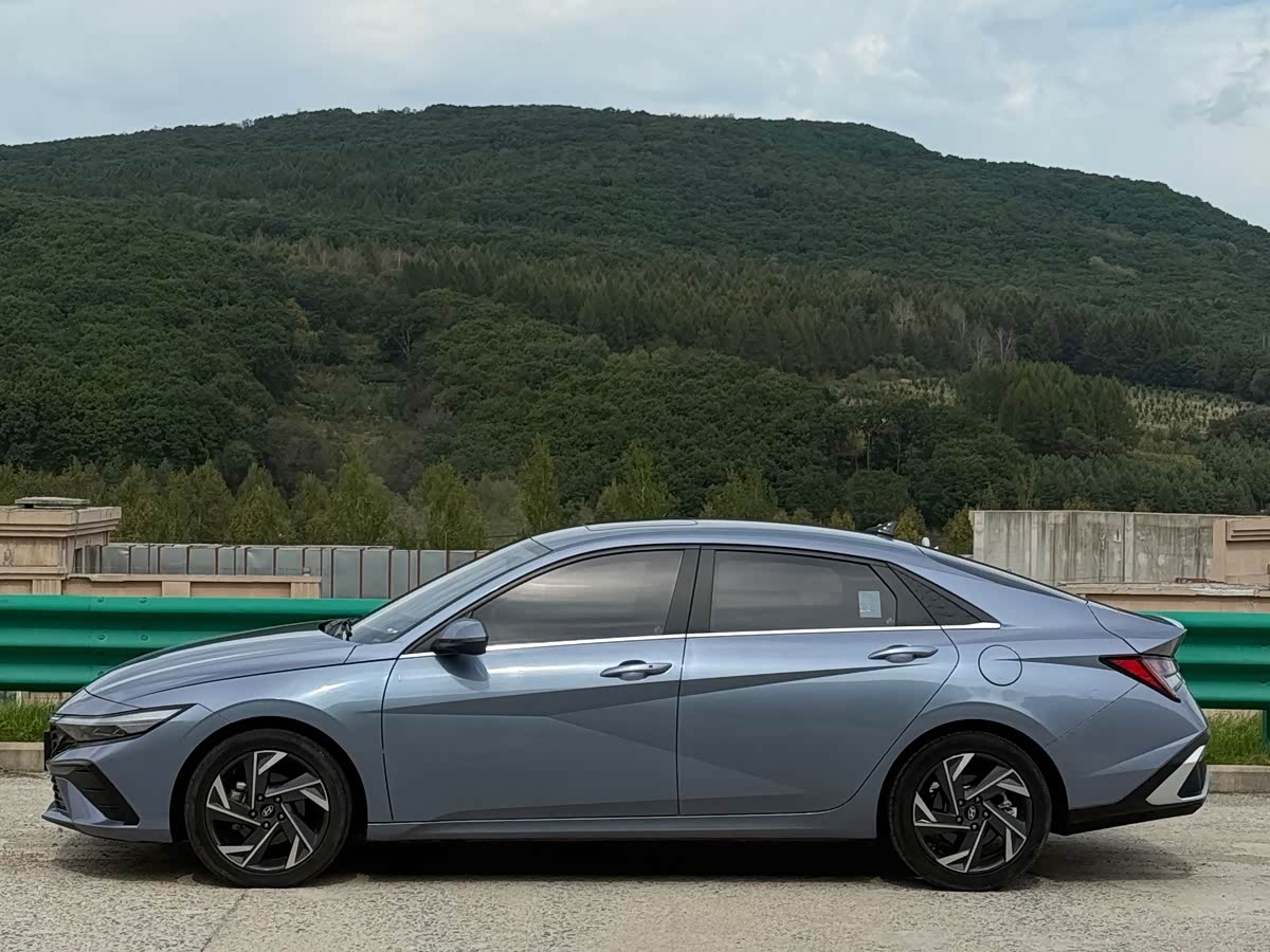 Hyundai Elantra 1.5 л 2023 г. Голубой, пробег 18000 км