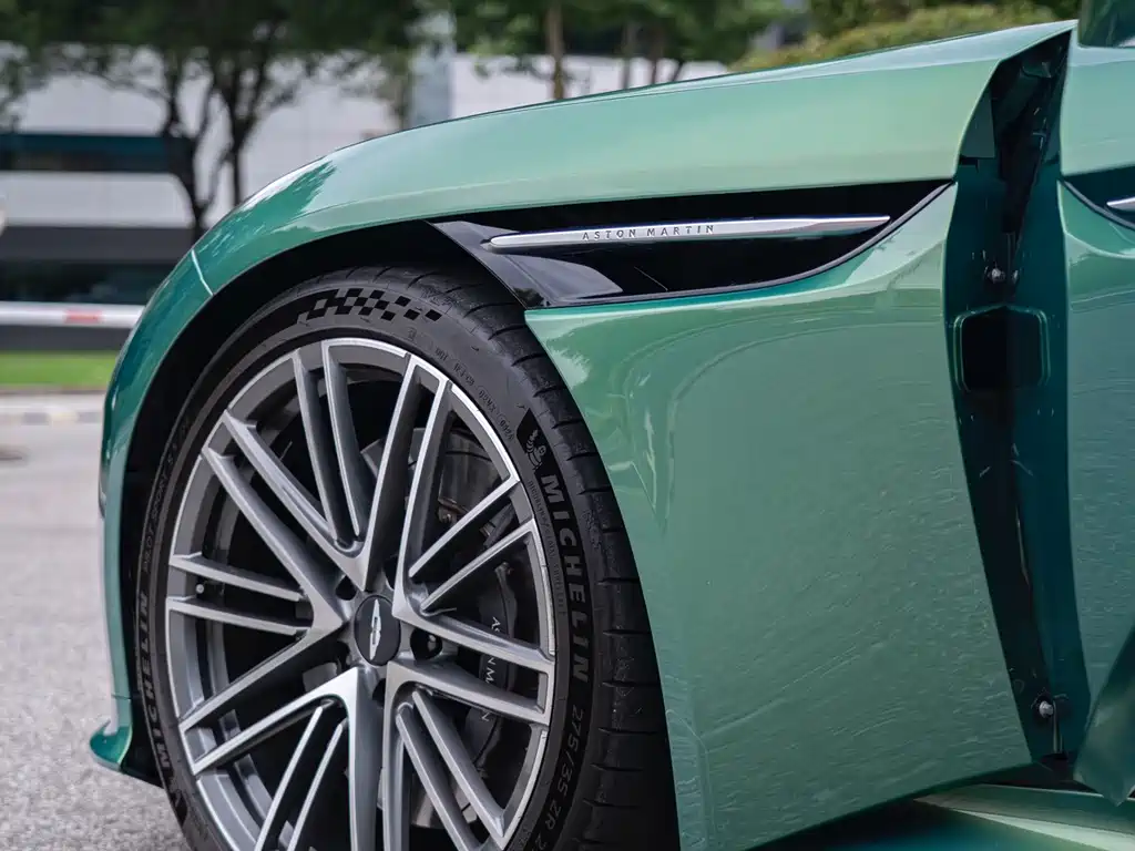 Aston Martin DB12 — миниатюра 8