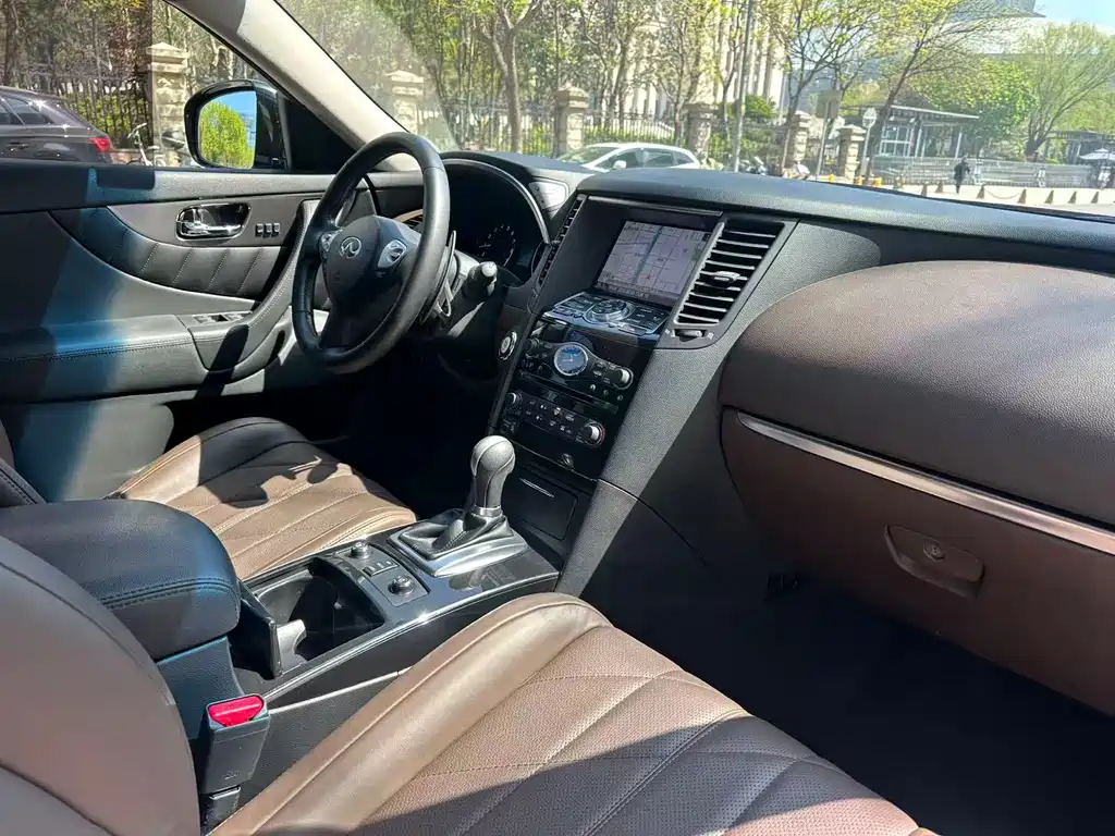 Infiniti QX70 3.7L Standard Edition, фото 15